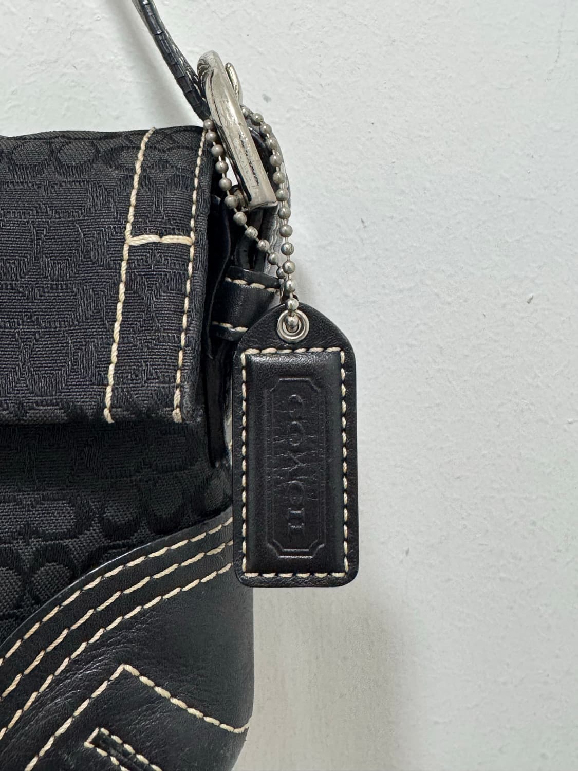 코치 블랙 시그니처 숄더백 상품이미지3