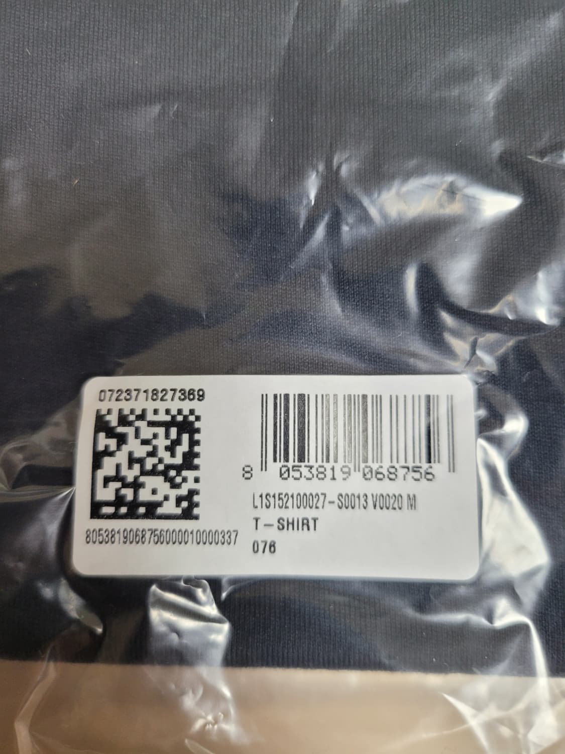 [제목] 옷장 속 '치트키'가 될 한 벌, 스톤아일랜드 네이비 로고 티셔 상품이미지4