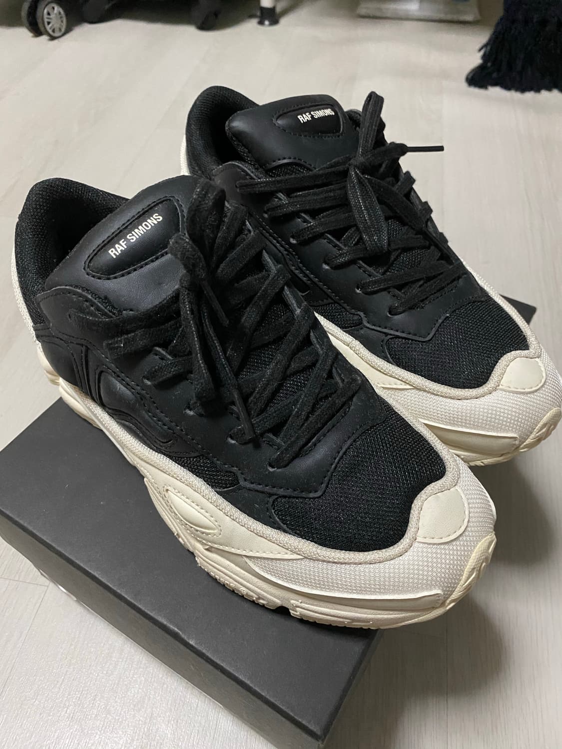 라프시몬스 x 아디다스 오즈위고 검흰 상품이미지1