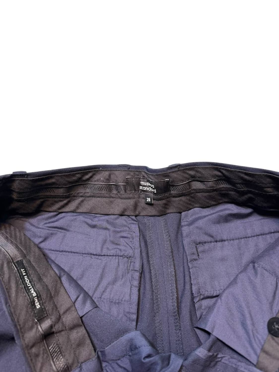 무신사 스탠다드 브랜드의 네이비 컬러 턱 슬랙스 상품이미지3