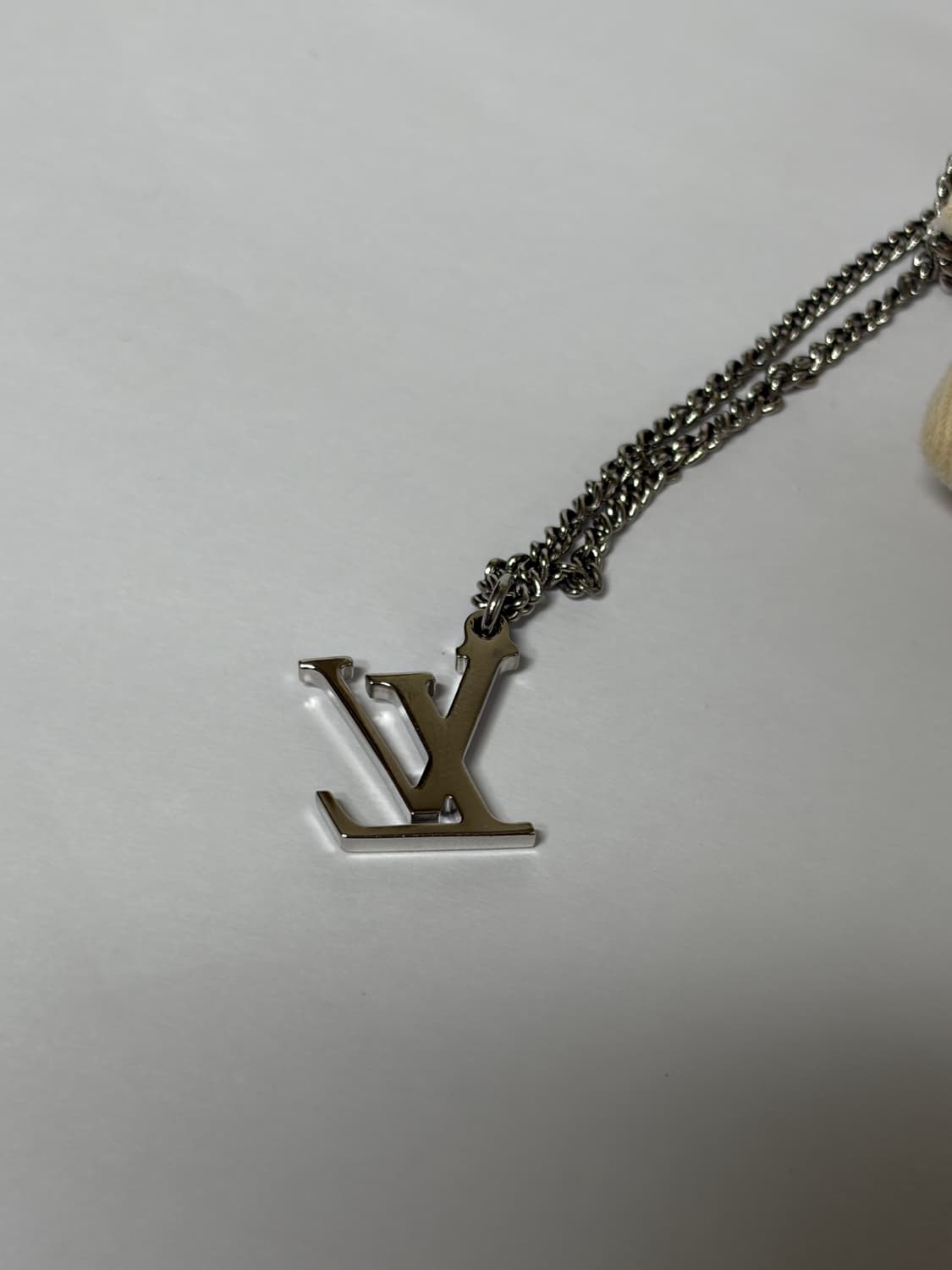 루이비통 모노그램 이클립스 참 목걸이 (풀박스) 상품이미지6