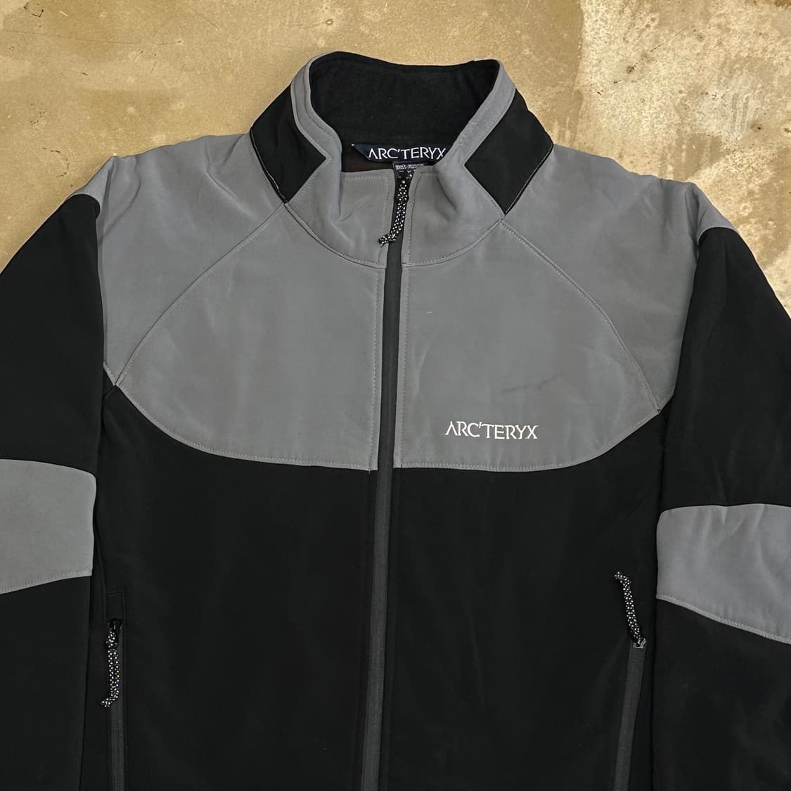 L 아크테릭스 그레이 블랙 배색 감마 플리스 상품이미지1