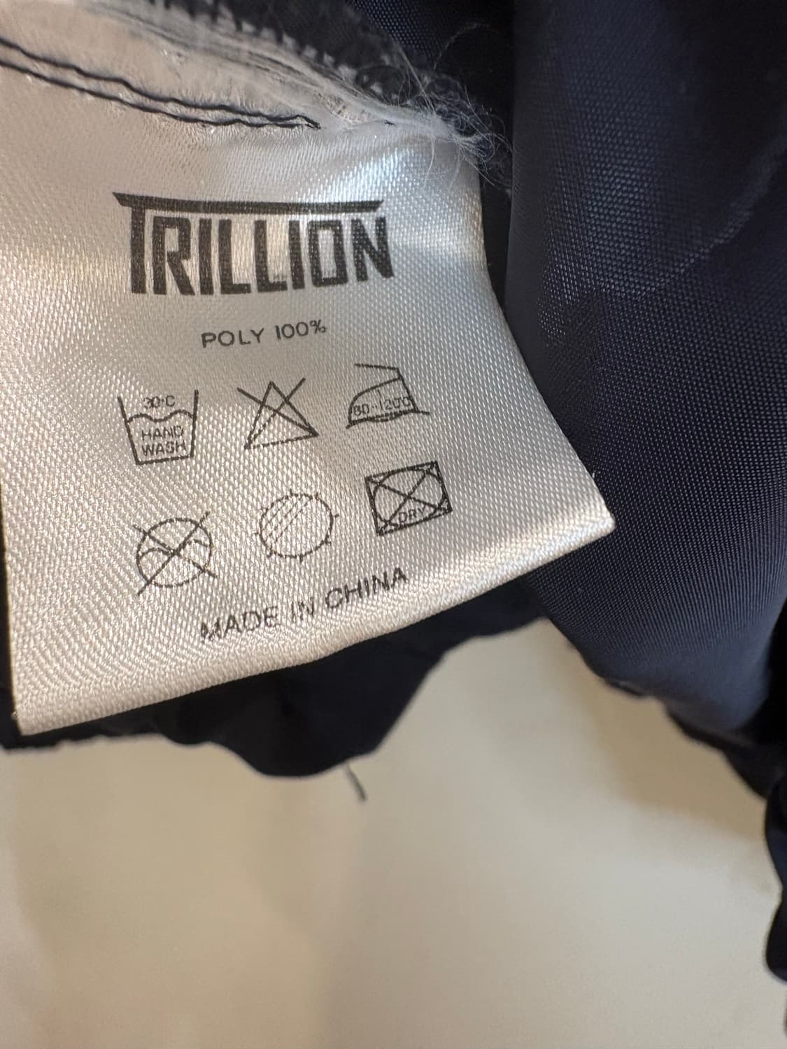 트릴리온(Trillion) 빅 로고 브이넥 웜업 피스텍 상품이미지5