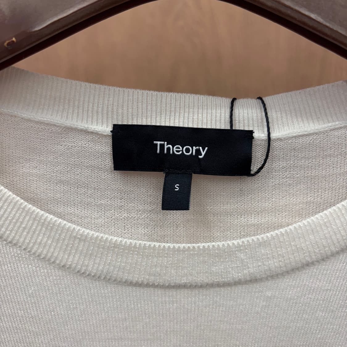 띠어리 울 라운드넥 긴팔 니트 무지 디테일 레귤러핏 화이트 상품이미지6