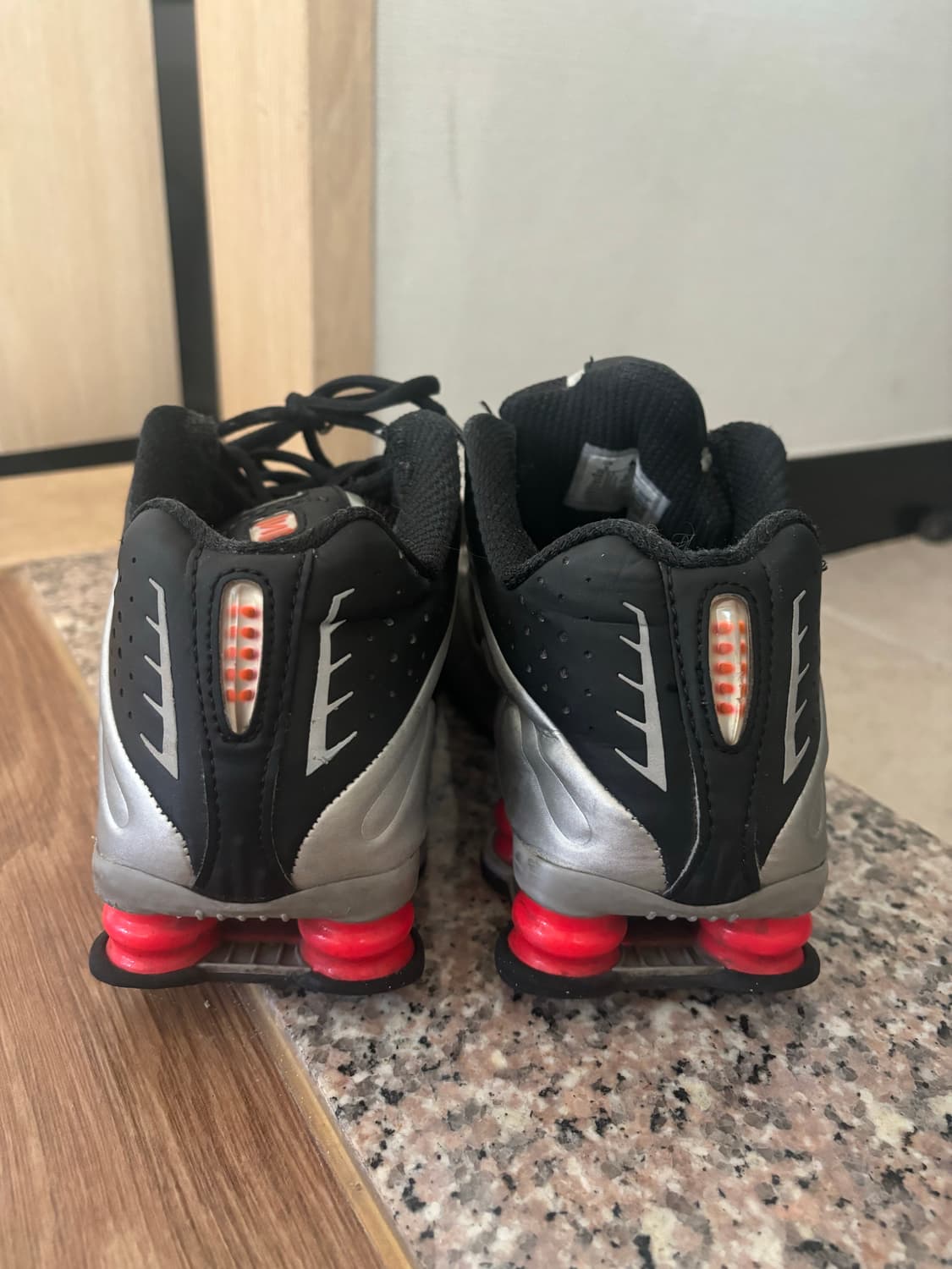 나이키 샥스 R4 블랙 앤 메탈릭 실버 235(US 4.5) 상품이미지6