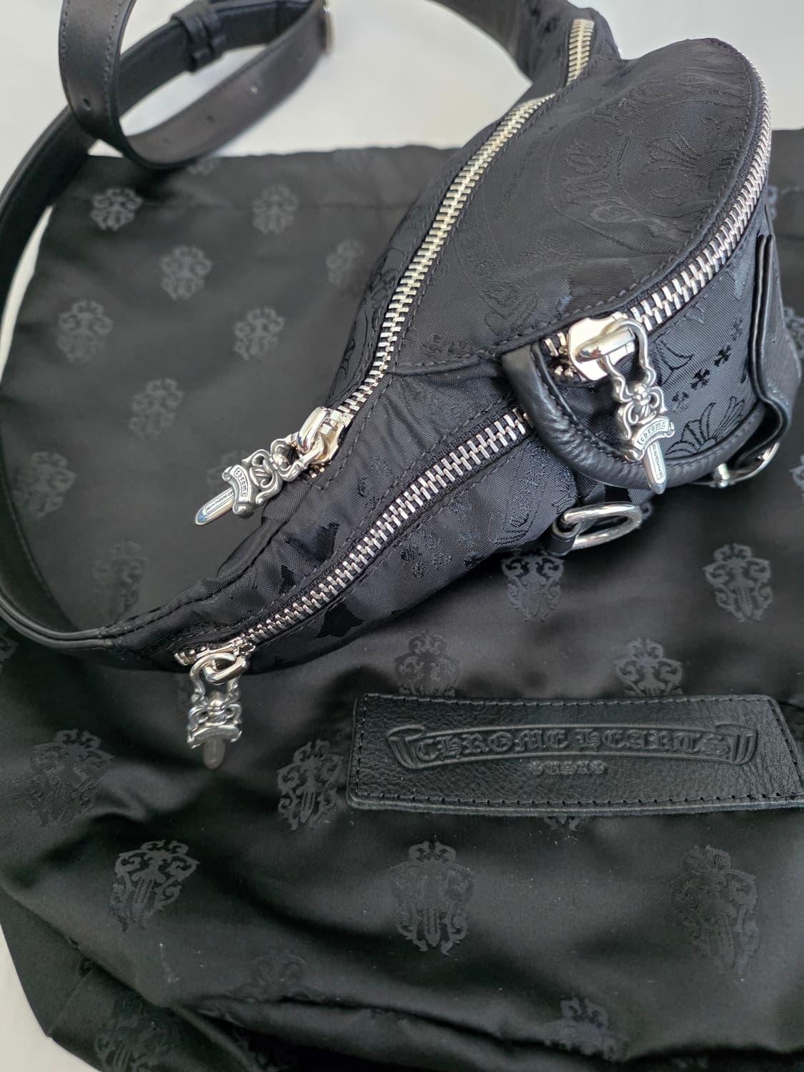 [FREE] 크롬하츠 미니 스냇팩 멀티모티프 나일론 블랙 힙색 슬링백 상품이미지4