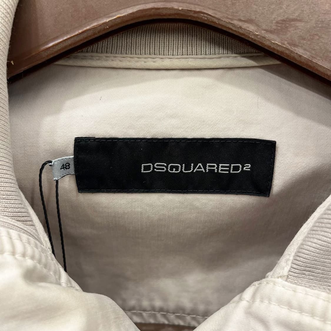 디스퀘어드2 하이넥 코튼 자켓 버튼 플랩 포켓 로고 자수 디테일 베이지 상품이미지7