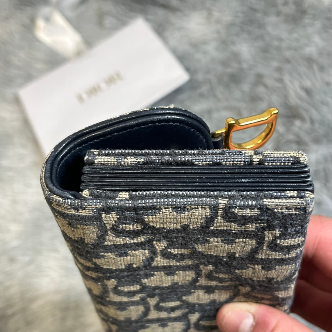 디올 오블리크 새들 아코디언 지갑 상품이미지4