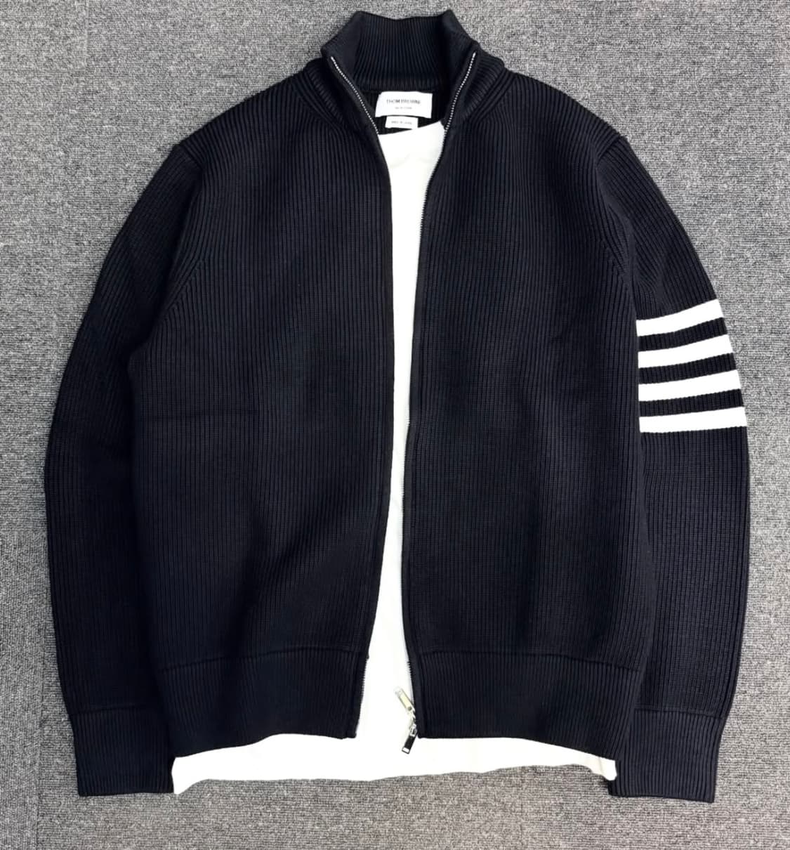 톰브라운 니트 집업 상품이미지1