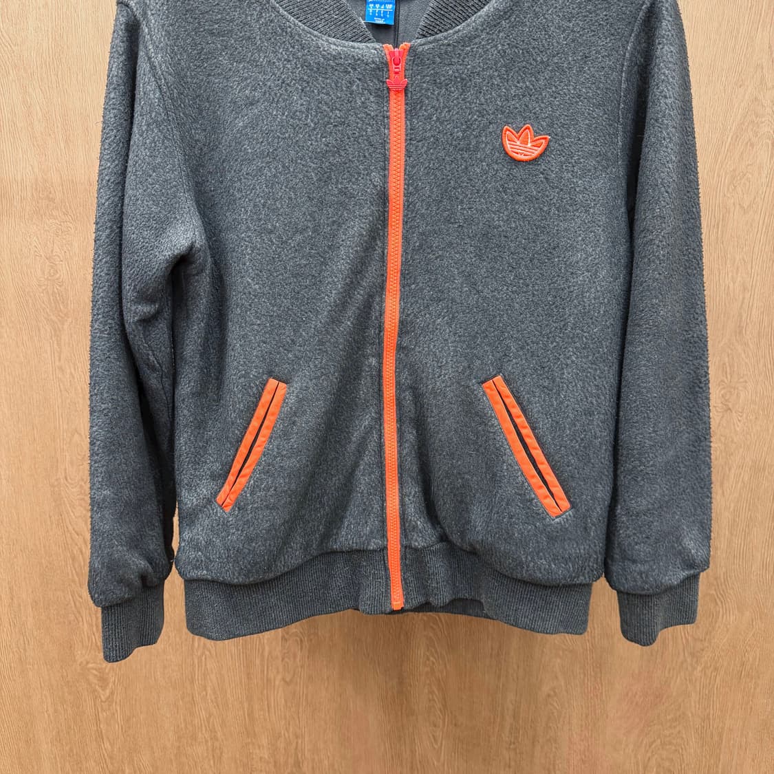 아디다스 오리지널스 집업 자켓 트레포일 로고 오렌지 라인 디테일 차콜 상품이미지5