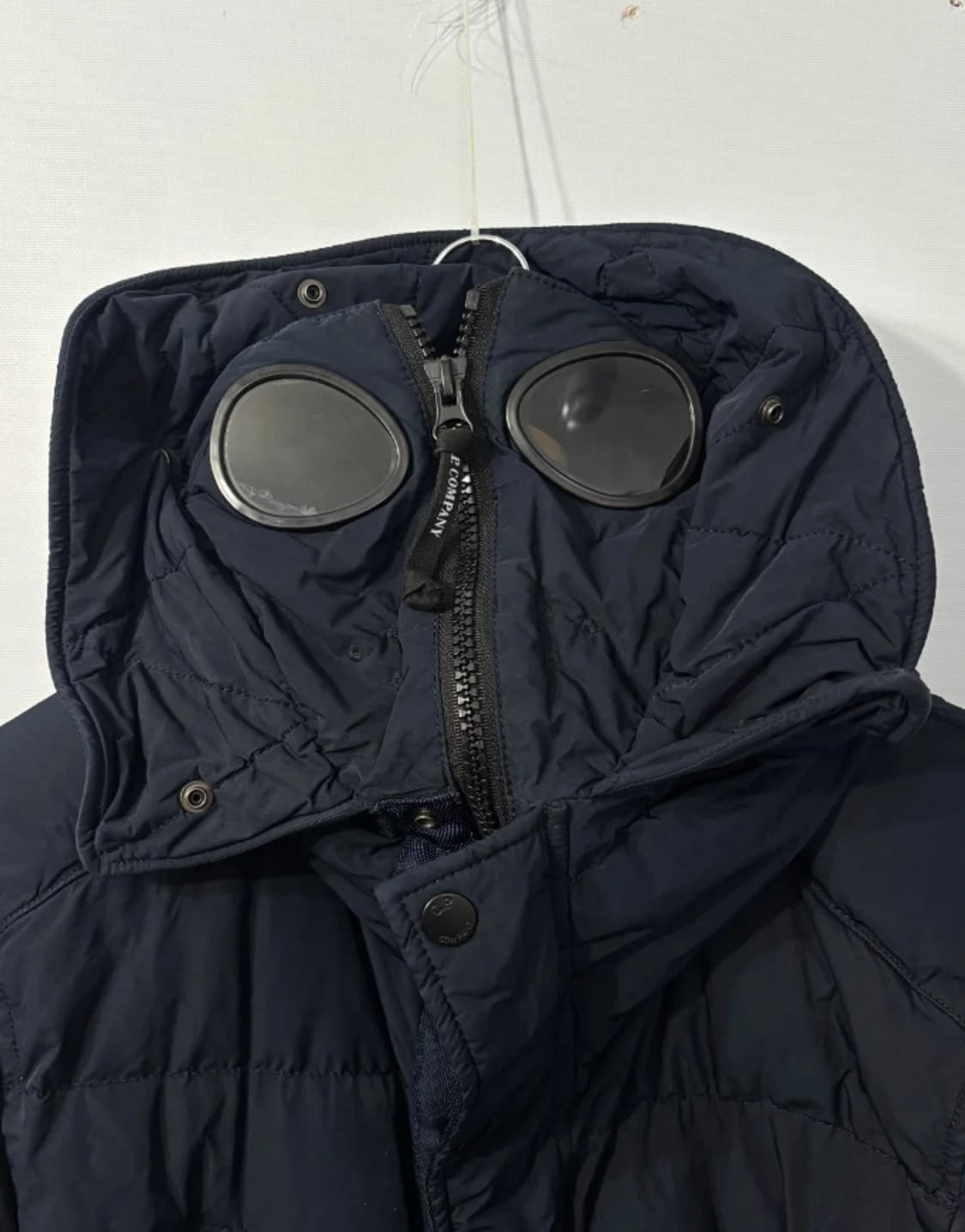 CP컴퍼니 고글 패딩 다크네이비 105 상품이미지1