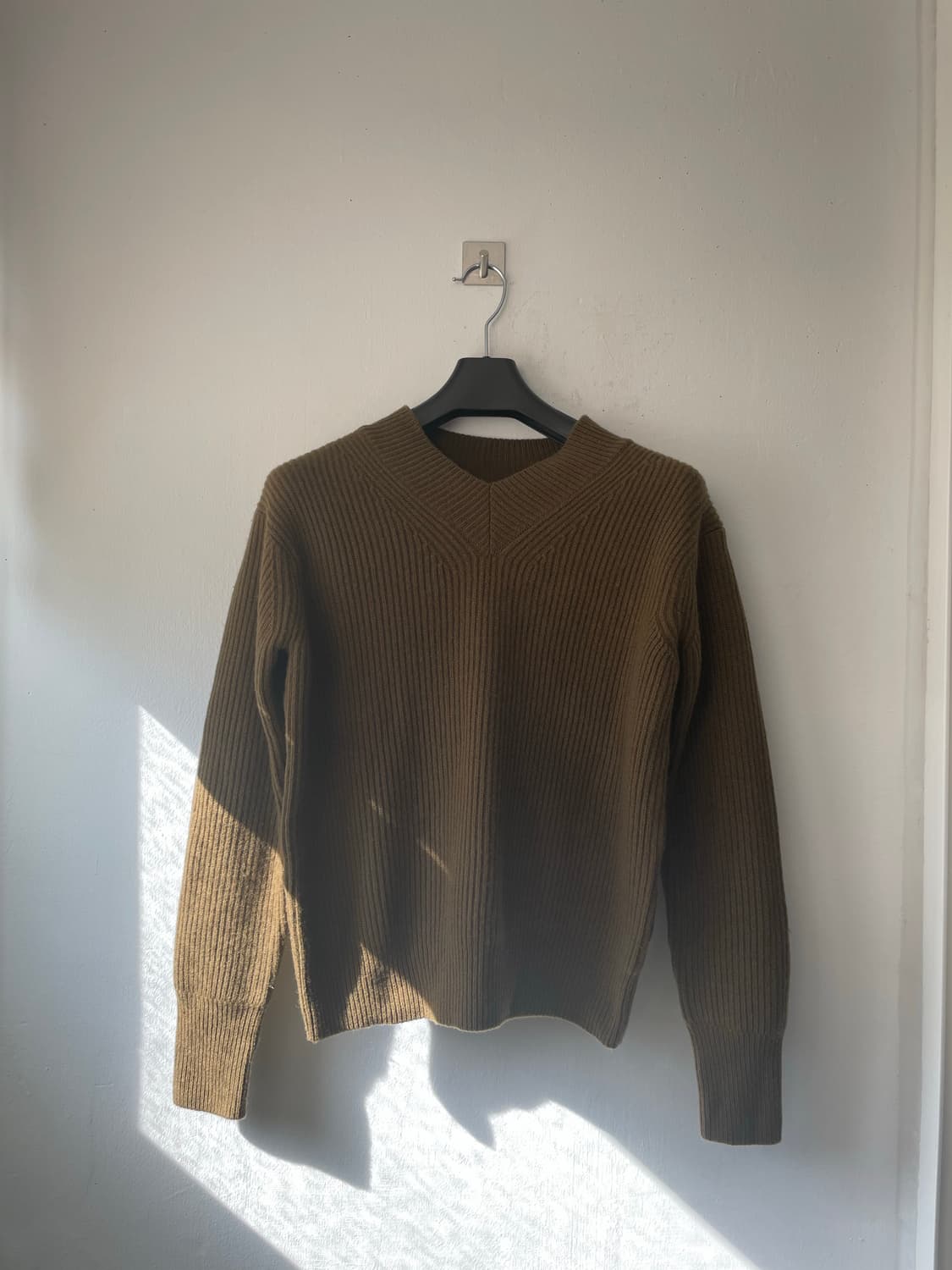 라벨 아카이브 메리노 파인울 브이넥 니트 올리브그린(1) 새상품(내용필) 상품이미지1