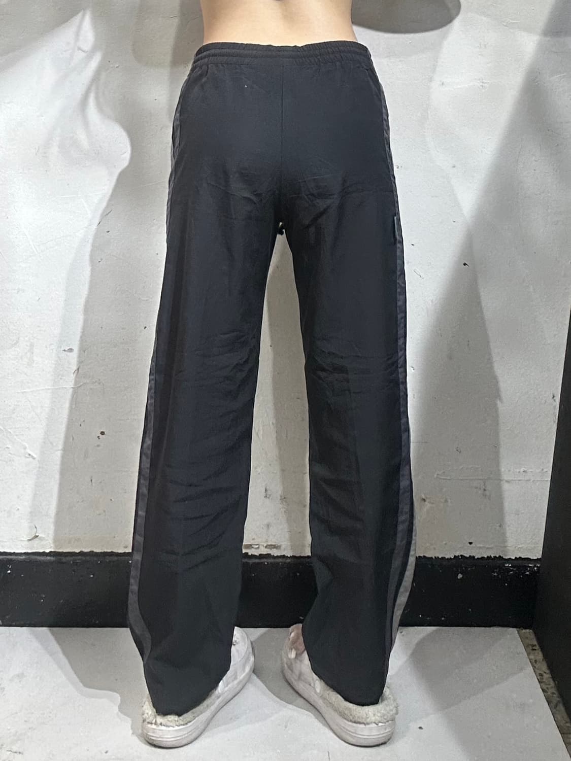 아디다스 블랙 와이드 그레이 삼선 트랙 팬츠 상품이미지3