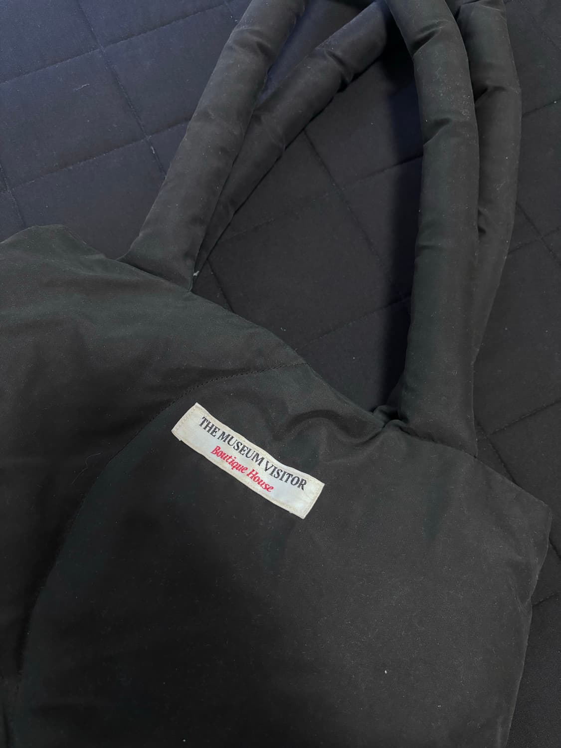 더뮤지엄비지터 패디드 토드백 쿠션백 패딩백 상품이미지4