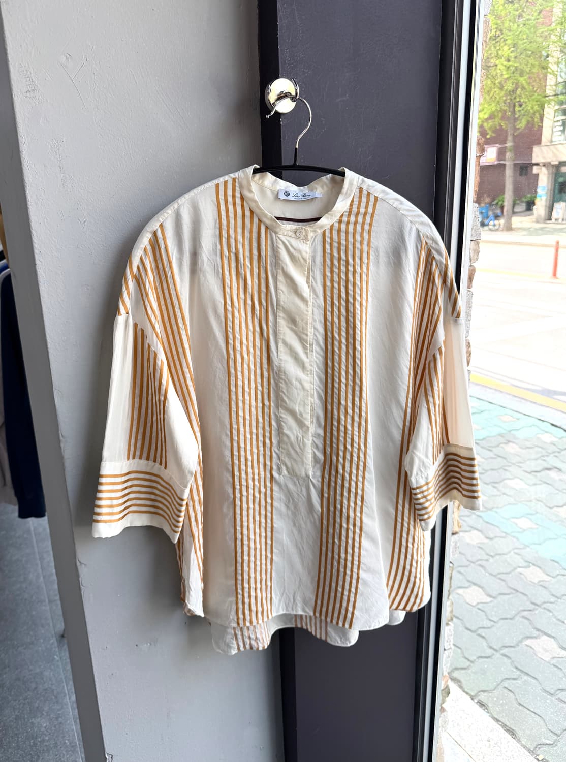 S/ 로로피아나 실크 백패널 스트라이프 블라우스 상품이미지4