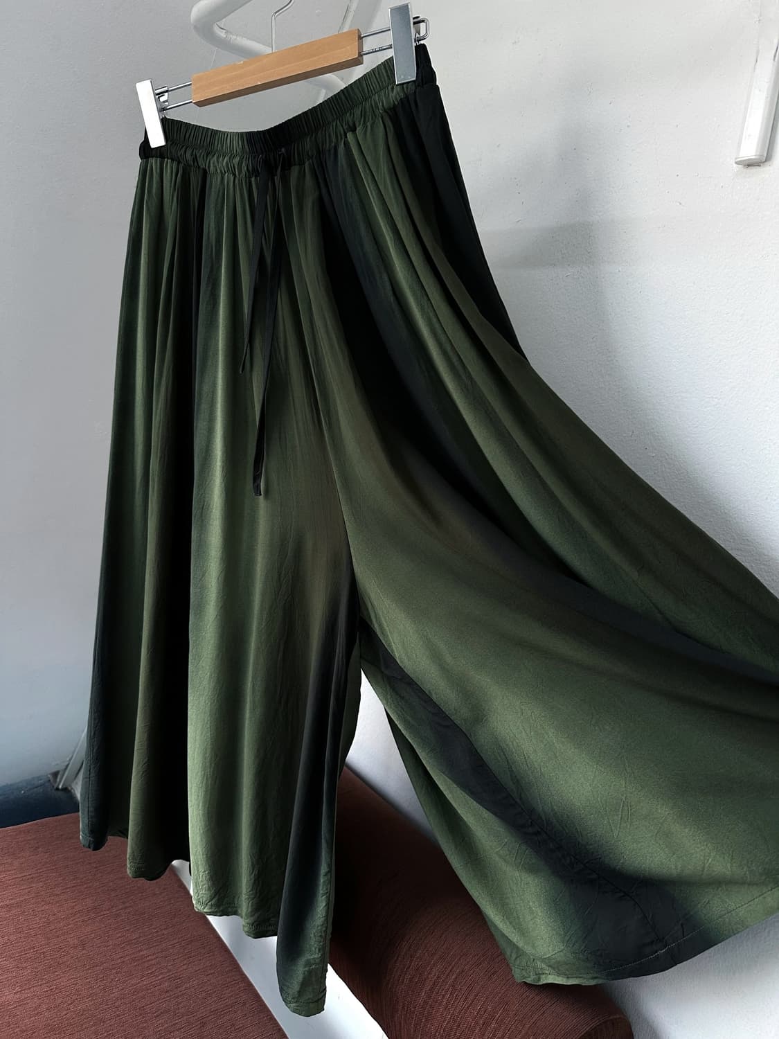 Banded 3/4 pleats rayon gaucho pants 상품이미지1