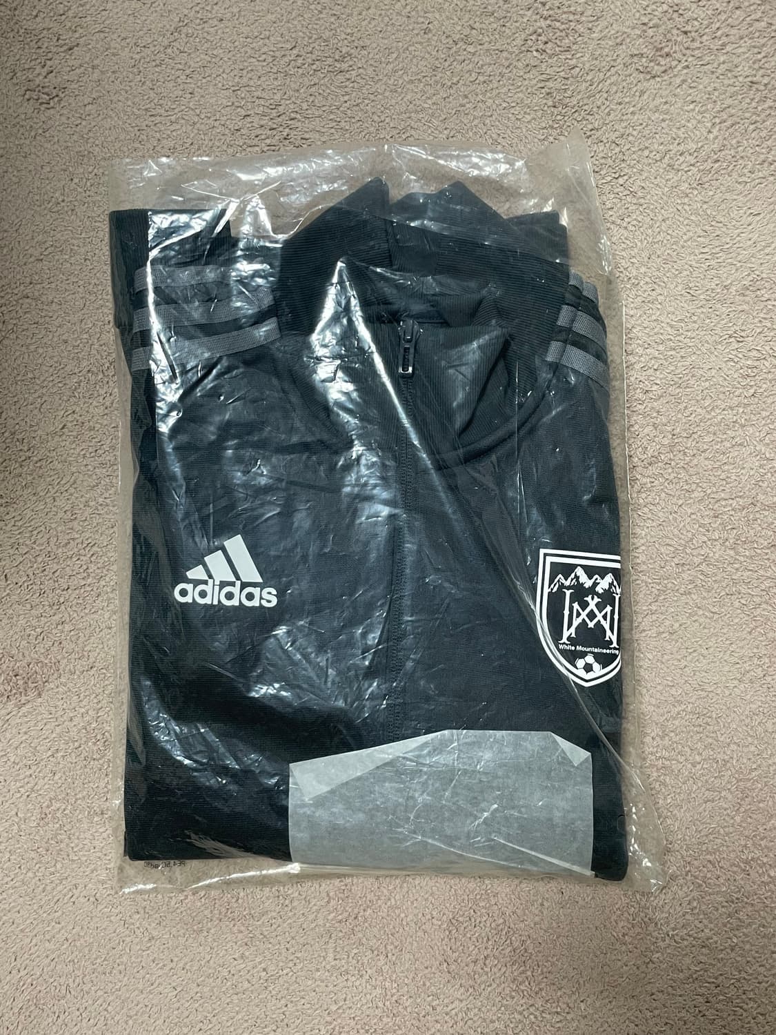 아디다스 x 화이트마운티어링 트랙탑 차콜 새상품 상품이미지4