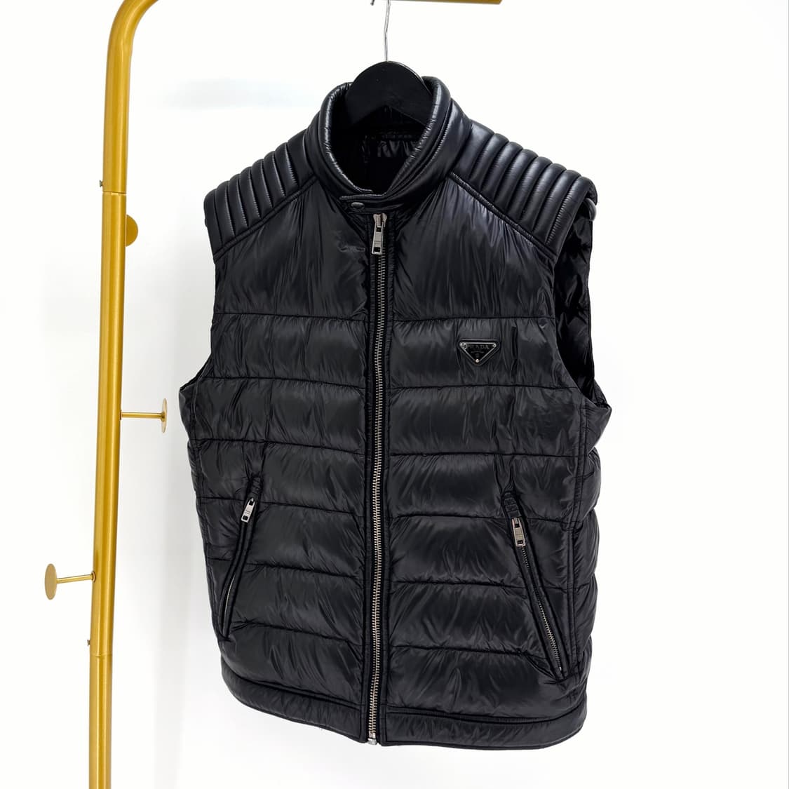[48사이즈] 프라다 삼각로고 패딩 조끼 베스트 블랙 (SGB628) 상품이미지2