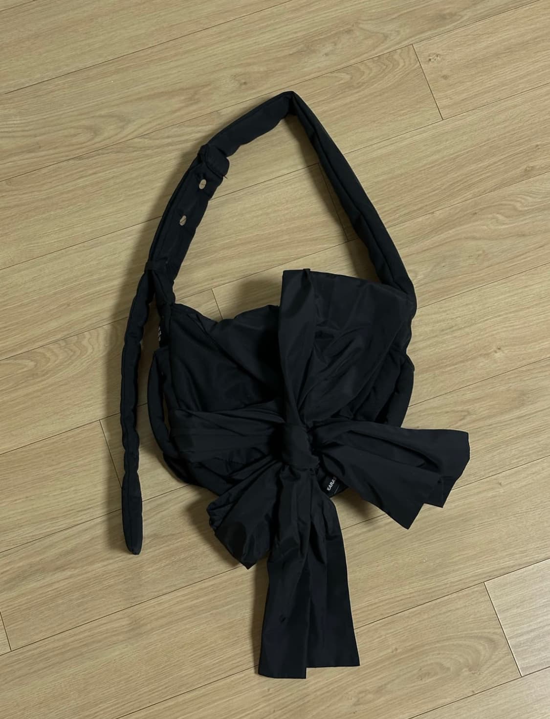 이우가마카라스 노티드 미니 패딩백 상품이미지3