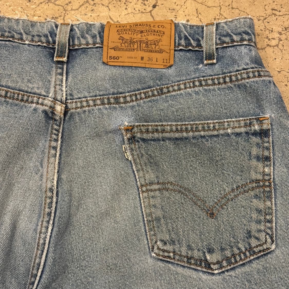 90s USA Levi’s 560 denim shorts (36) 상품이미지8