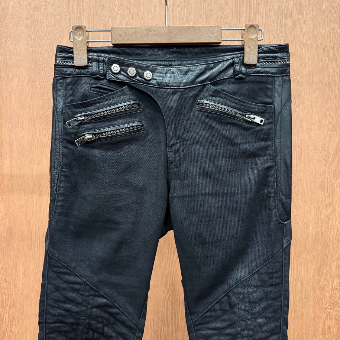 시스템 바이커 스타일 코팅 데님 스키니 팬츠 지퍼 디테일 블랙 상품이미지4