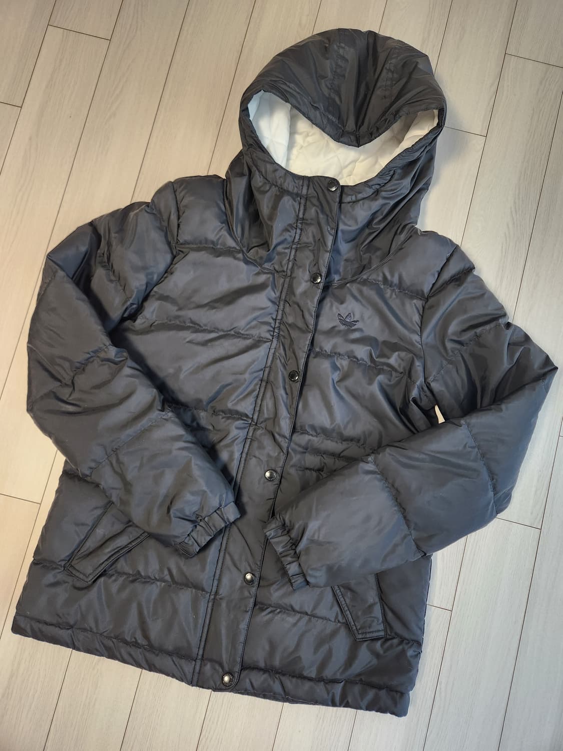 아디다스 여성 덕다운 패딩 자켓 사이즈M

외관상태는 하지오염 없이 깨끗 상품이미지1