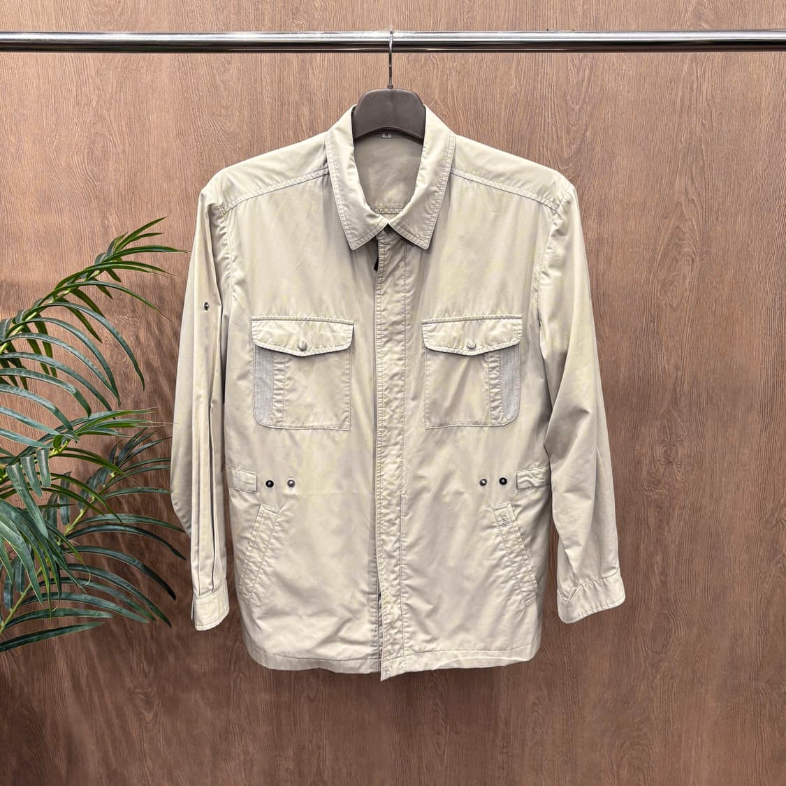 입생로랑 카라 자켓 플랩 포켓 로고 자수 디테일 레귤러핏 베이지 상품이미지1