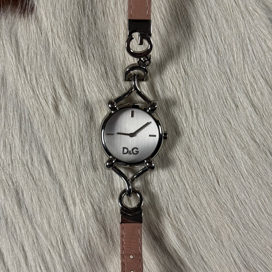 돌체앤가바나 핑크 스틸 로고 가죽 여성 손목시계 상품이미지1