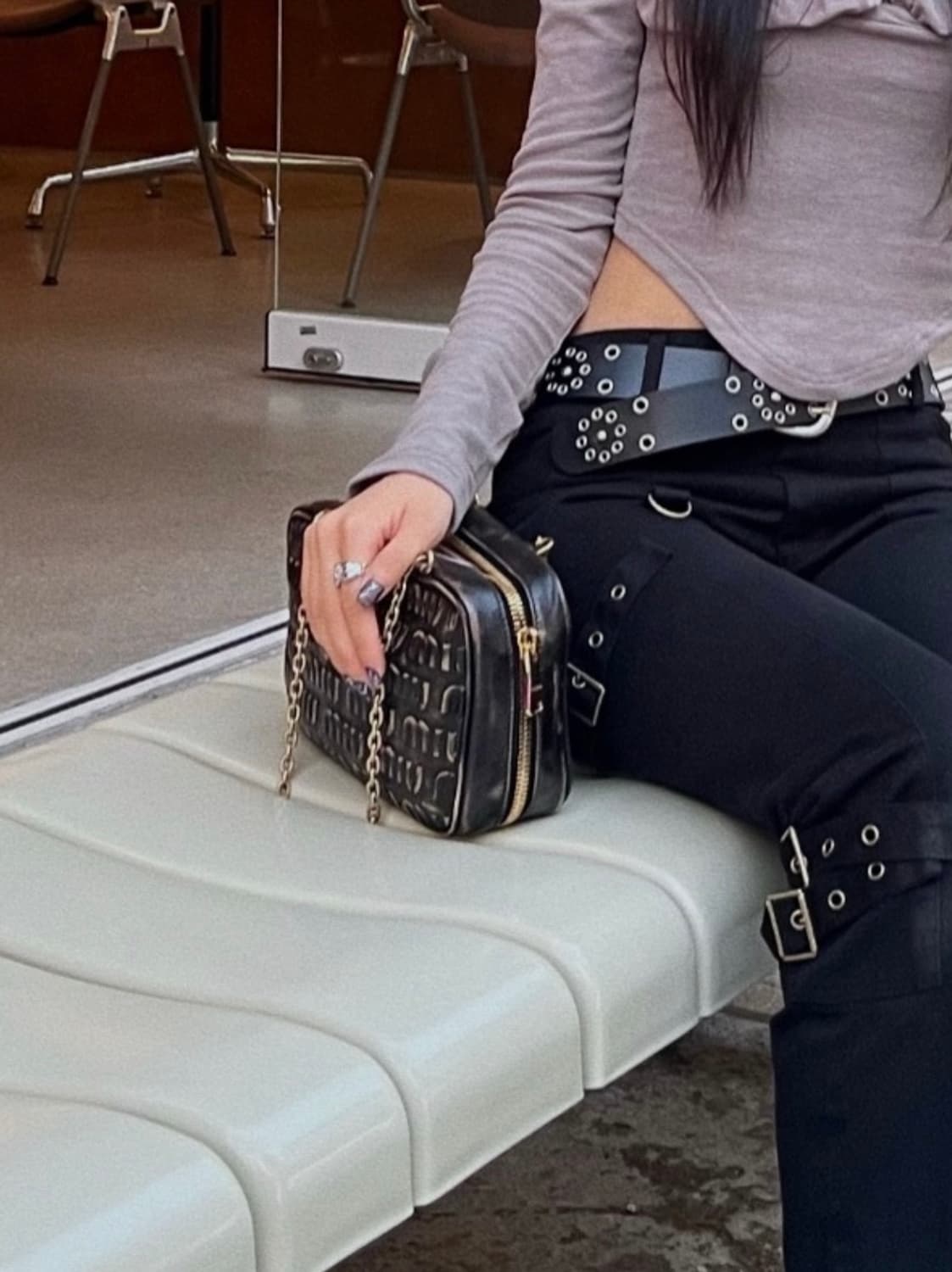 미우미우 브라운 엠보싱 로고 체인 숄더백 샌드커피 상품이미지6