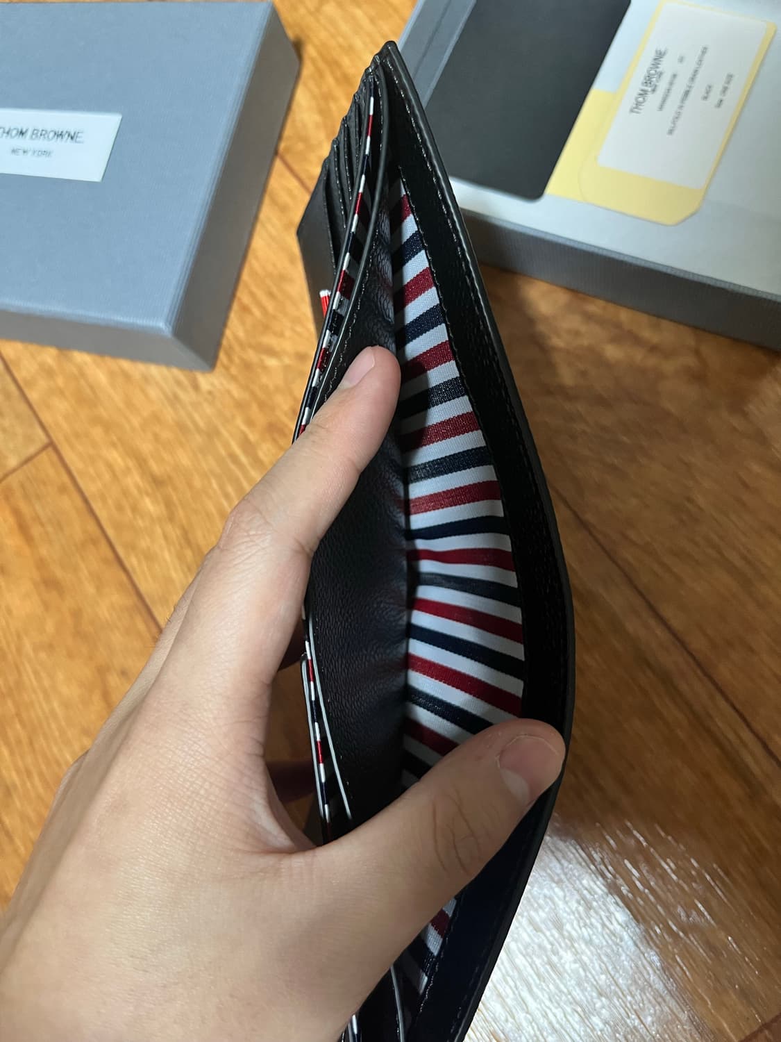 톰브라운 페블 레더 반지갑 블랙 상품이미지3