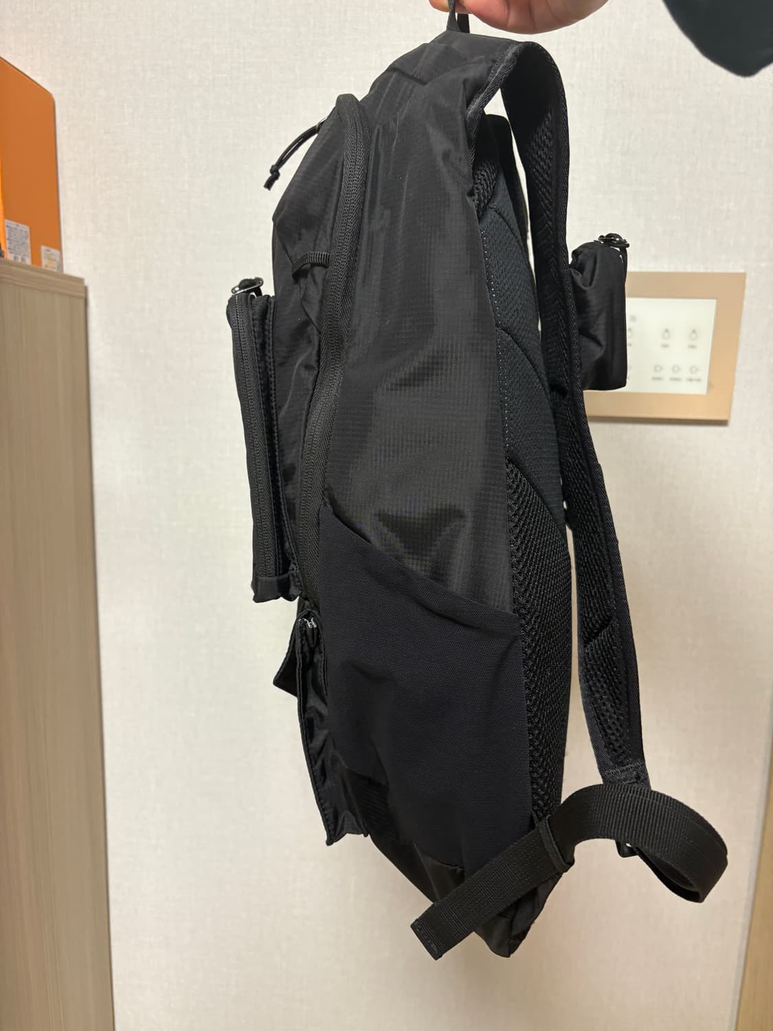 살로몬 x MM6 메종 마르지엘라 데이팩 20 블랙 상품이미지5