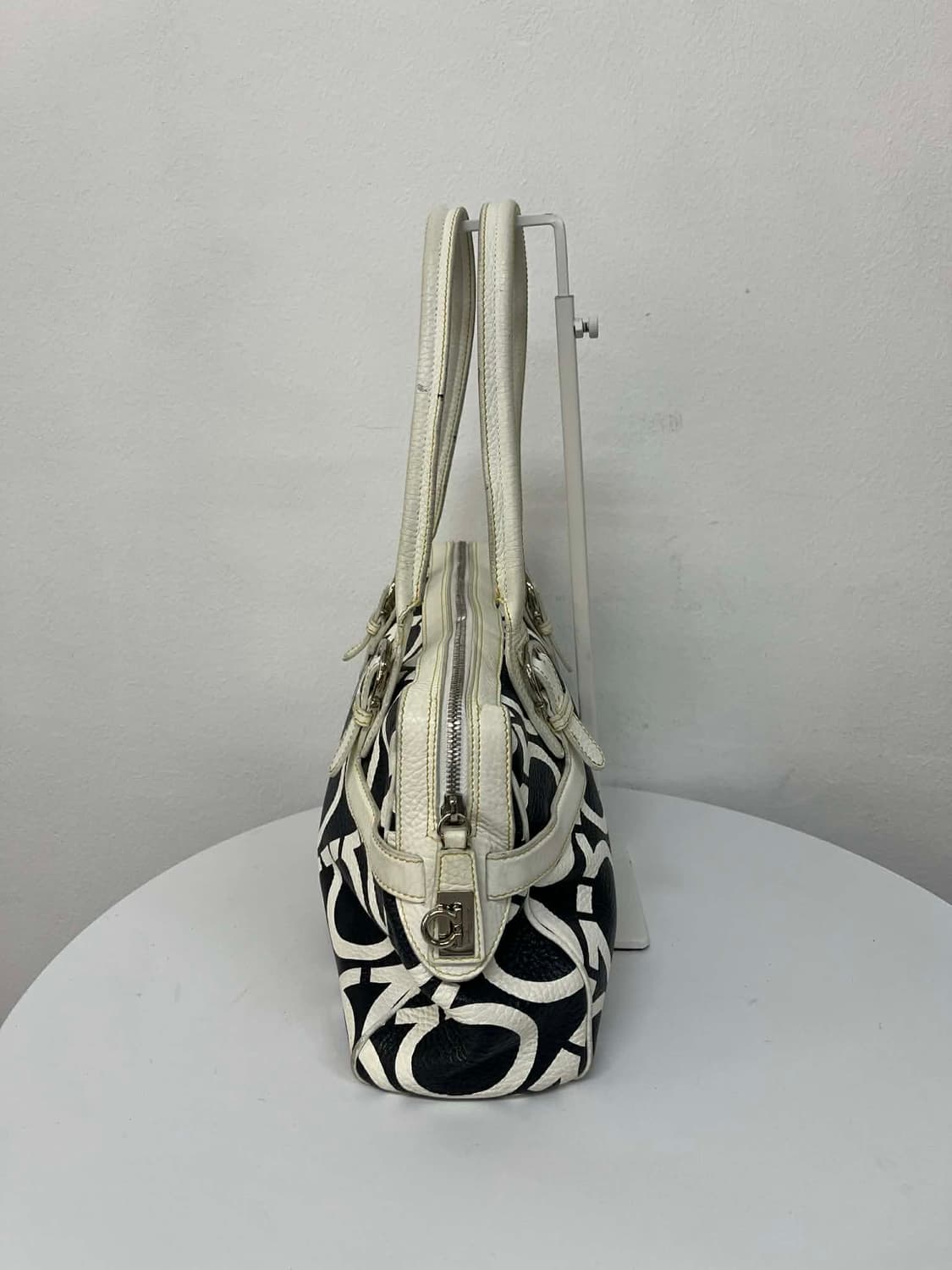 살바토레 페라가모 간치니 모노그램 가죽 숄더 토트백 상품이미지2