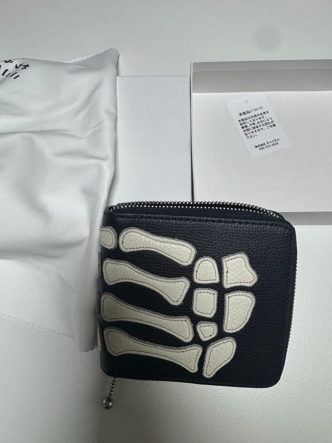 캐피탈 떰즈 업 본 핸드 집 월렛 블랙 상품이미지3