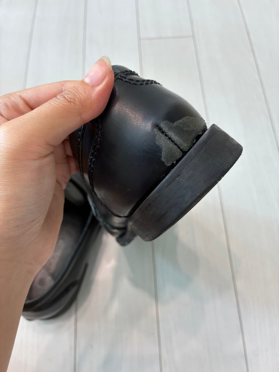 미우미우 올블랙 양각 로고 로퍼 상품이미지10