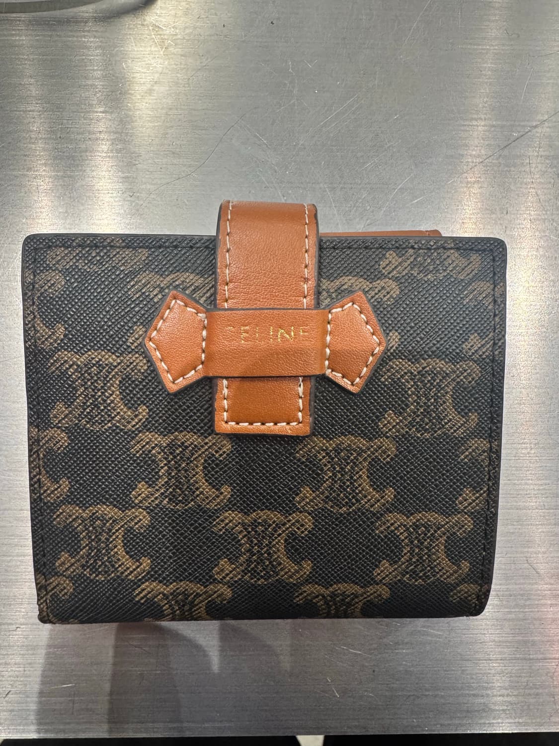 셀린느 트리옹프 캔버스 & 램스킨 스몰 스트랩 월렛 탄 상품이미지1