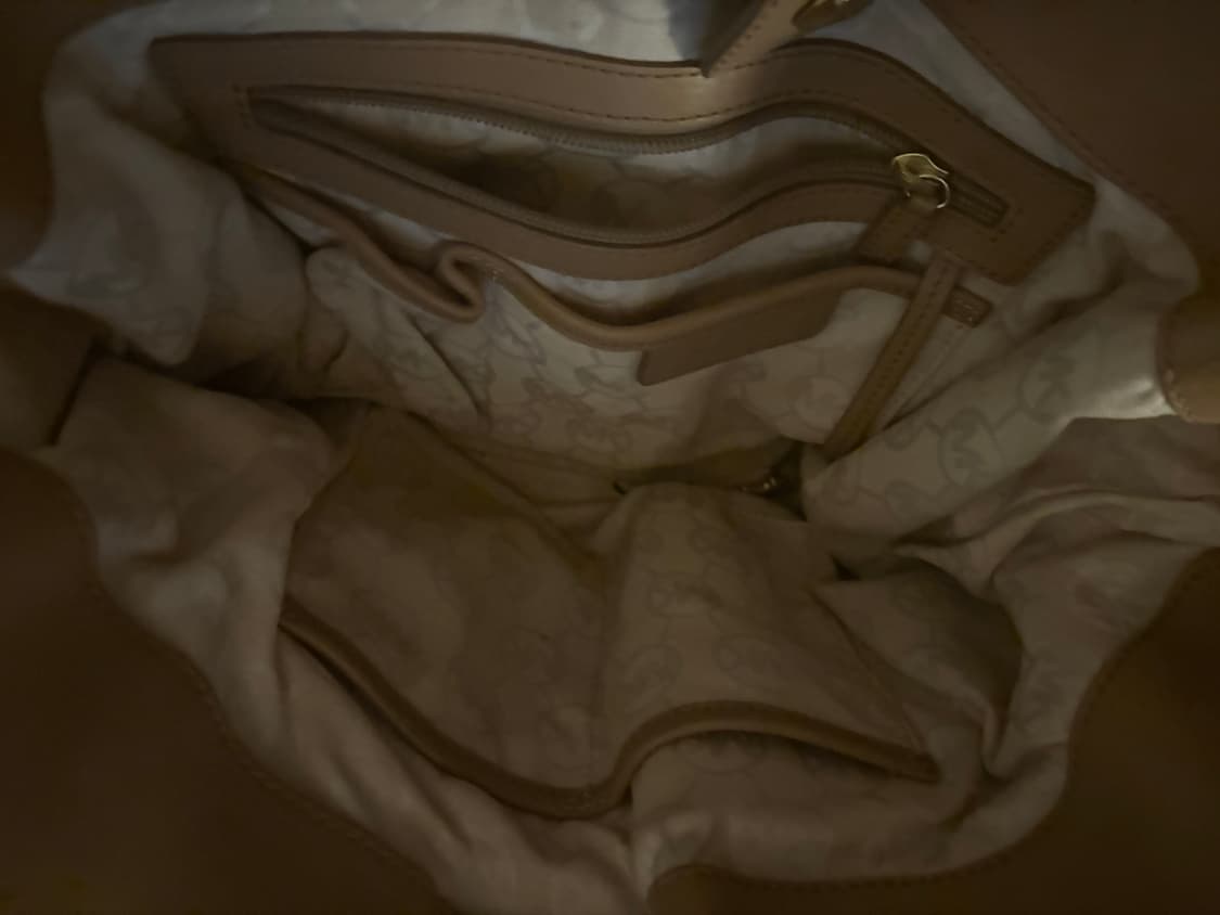 마이클코어스 빈티지 펀칭 레더 숄더백 베이지 상품이미지4