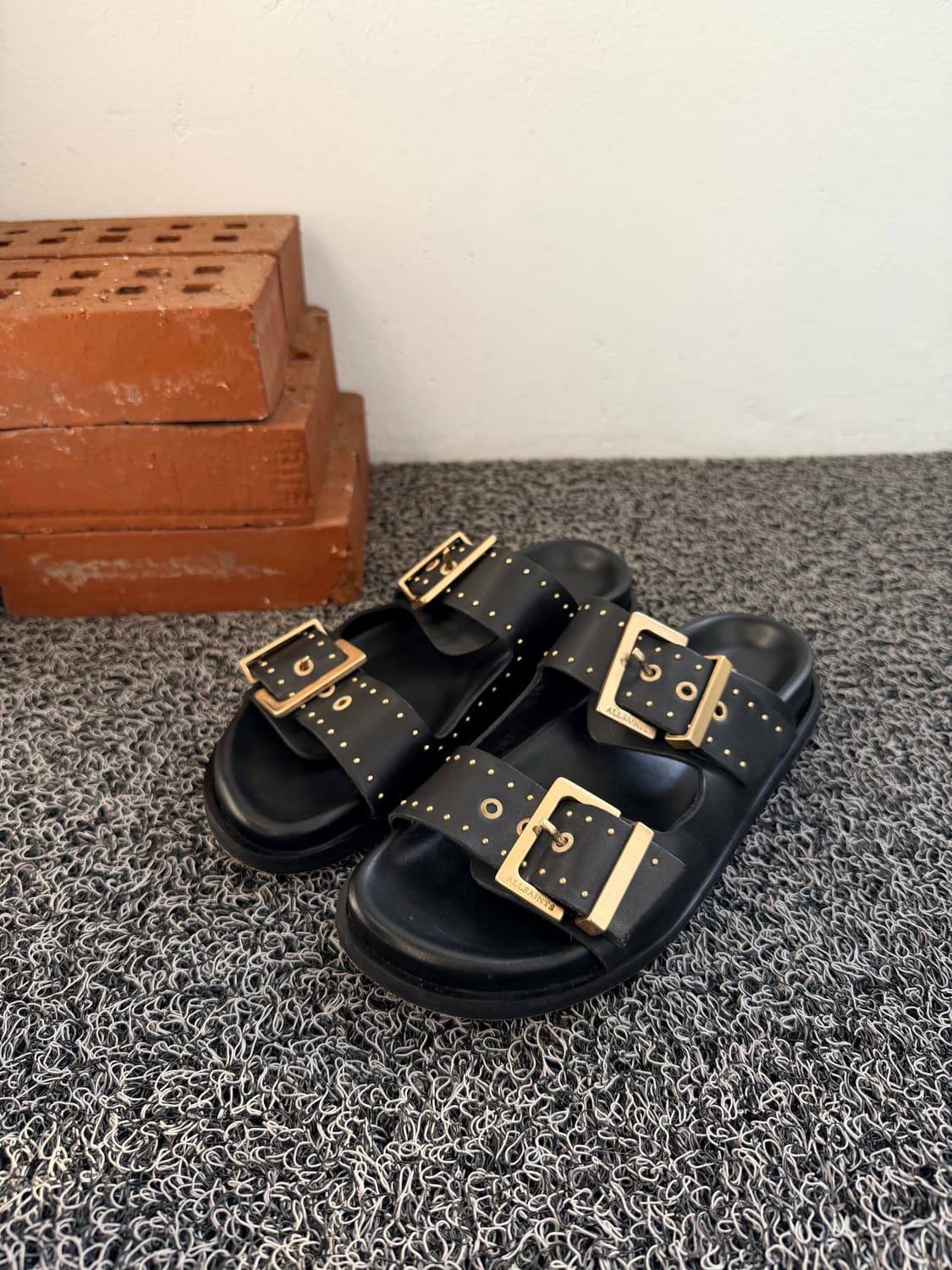 올세인츠(AllSaints) 스터드 버클 레더 슬라이드 샌들 - 블랙  상품이미지4