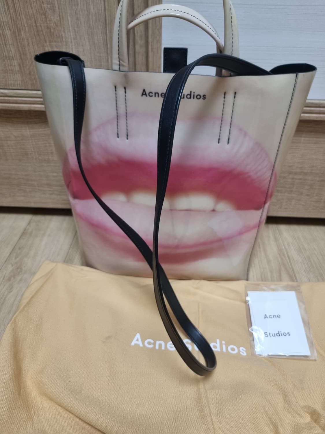 아크네스튜디오 입술 베이커 백 미듐 상품이미지3