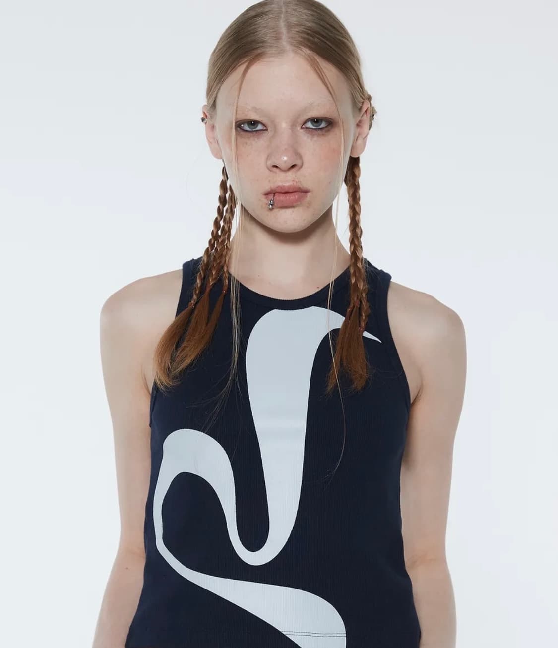 러브이즈트루 CURVED L TOP 슬리브리스 나시 상품이미지3