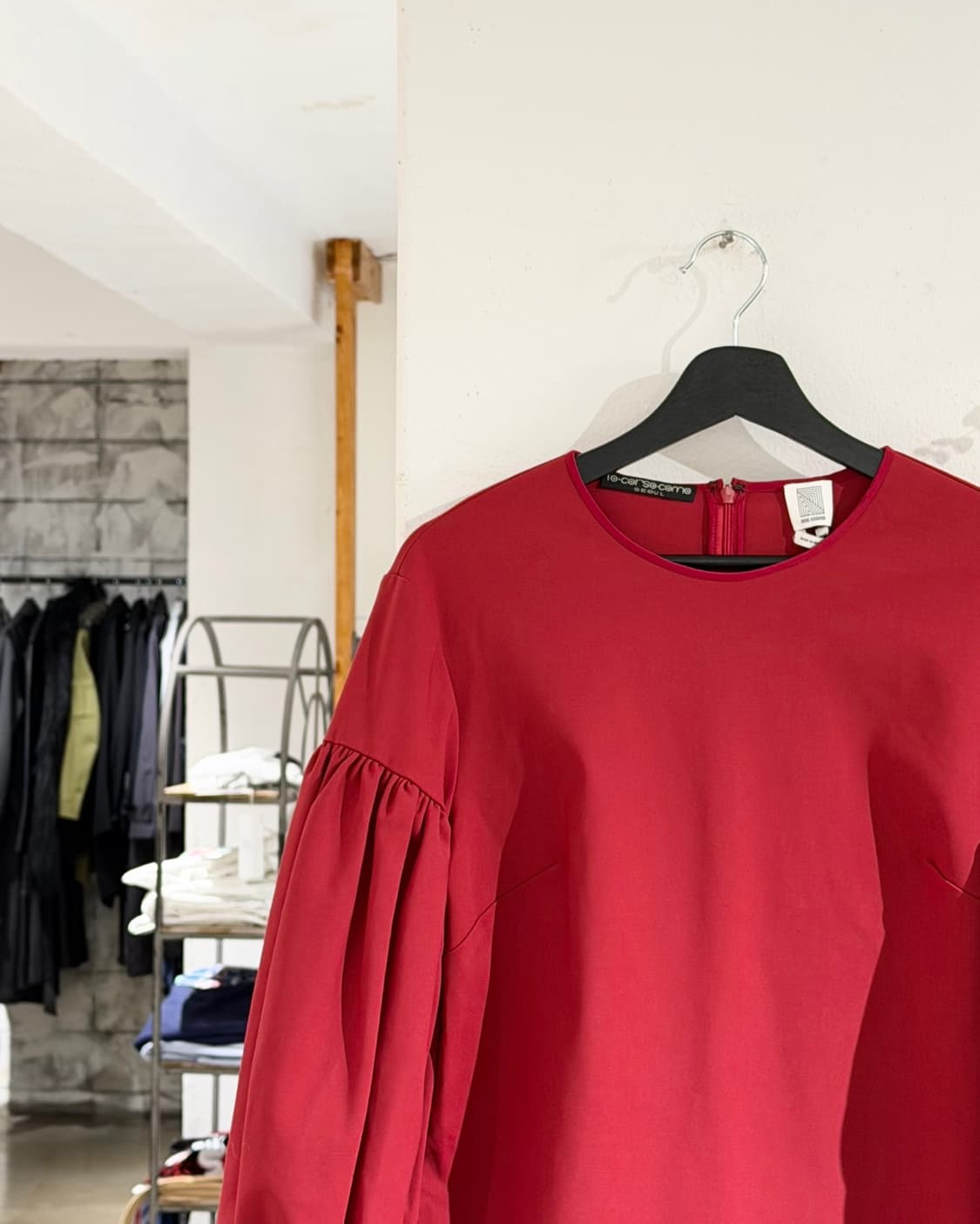 로지 아설린 레드 퍼프 벌룬 슬리브 탑 상품이미지2