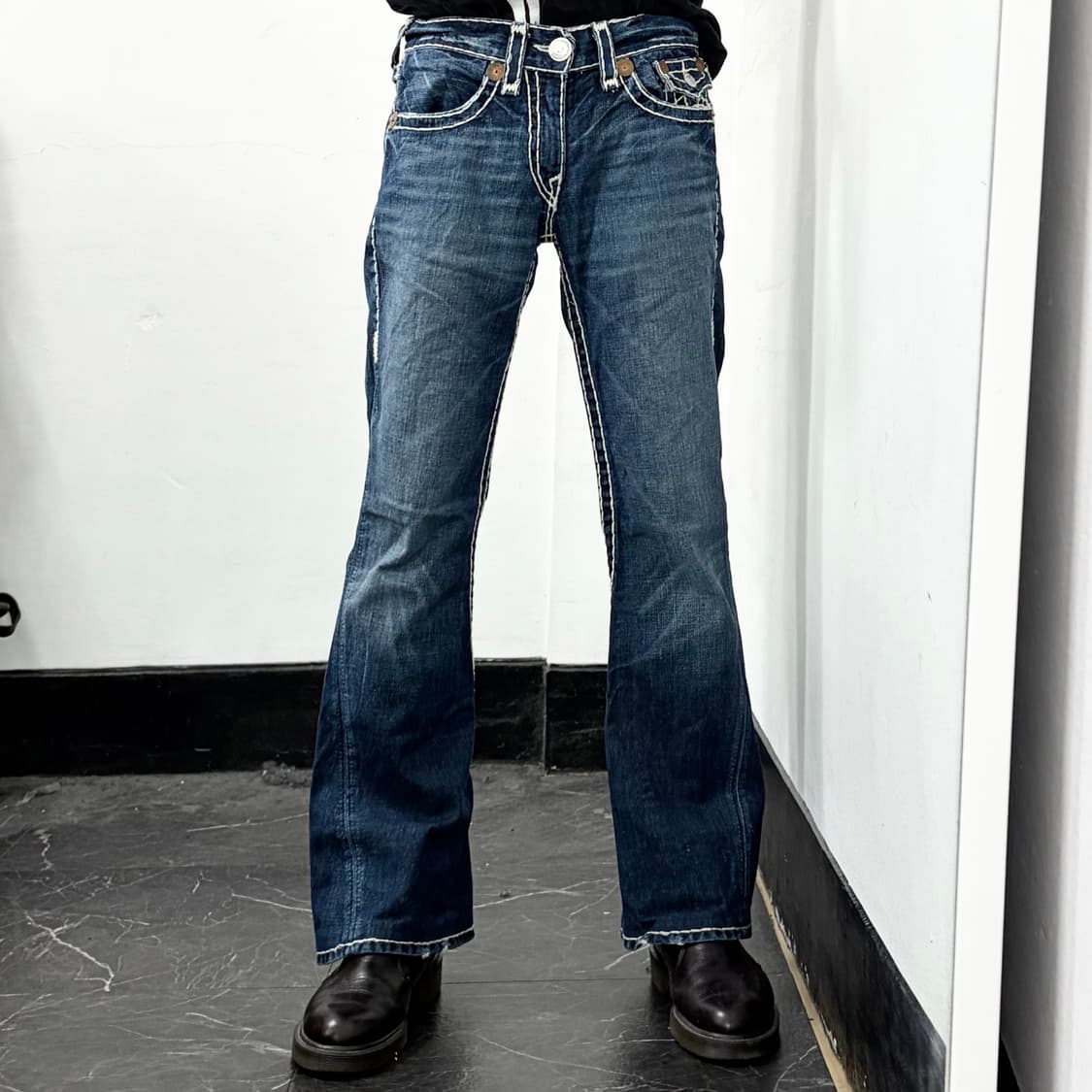 트루릴리전 부츠컷 데님 팬츠 상품이미지3