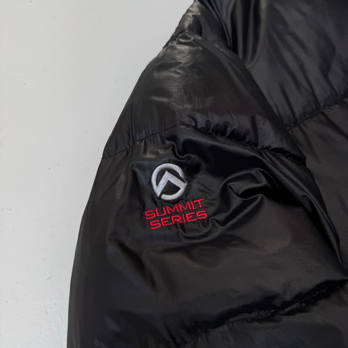 노스페이스 고프코어 써밋시리즈 덕다운 애벌레 경량패딩 블랙 상품이미지4