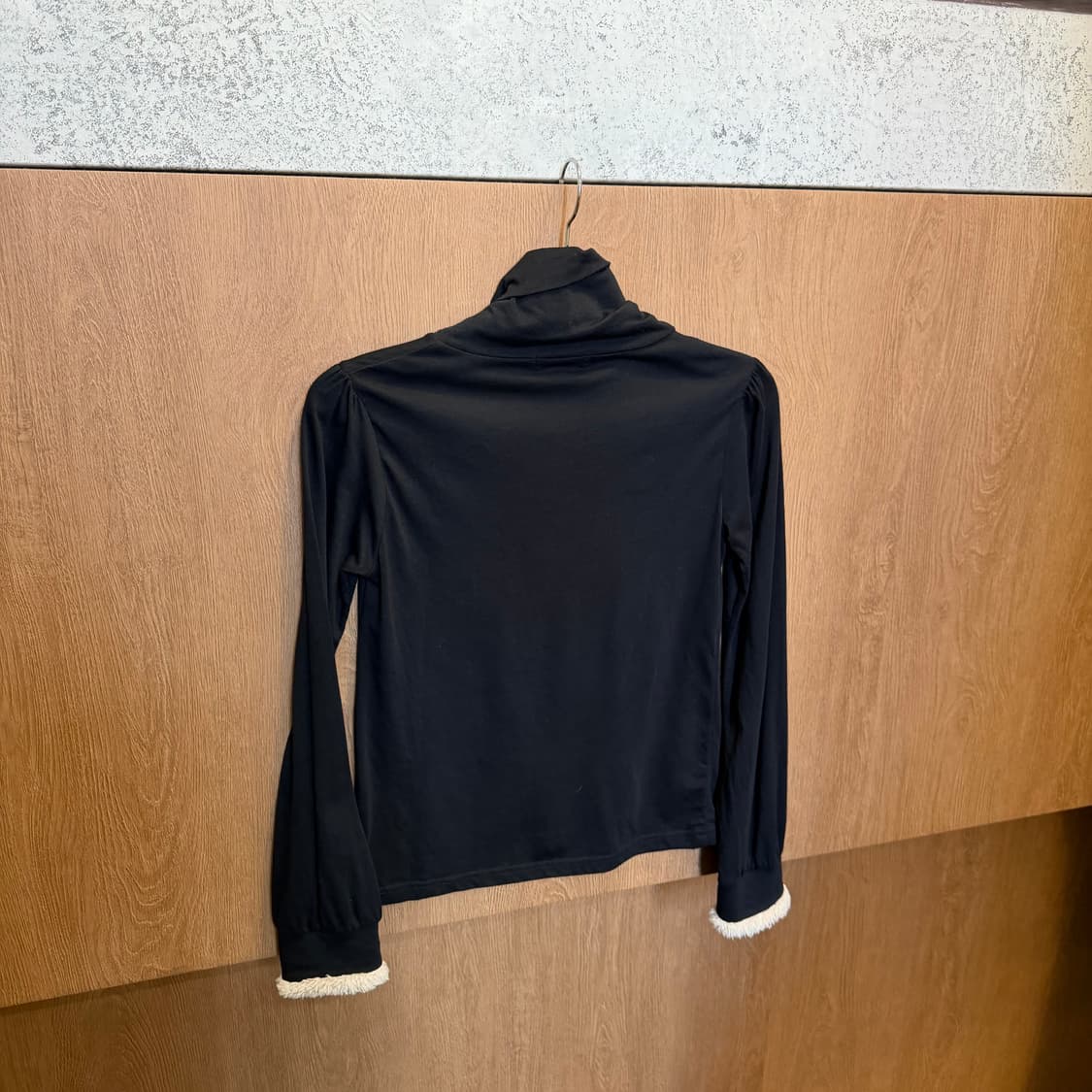 빈티지 터틀넥 롱슬리브 티셔츠 소매 보아 퍼 트리밍 디테일 블랙 상품이미지2