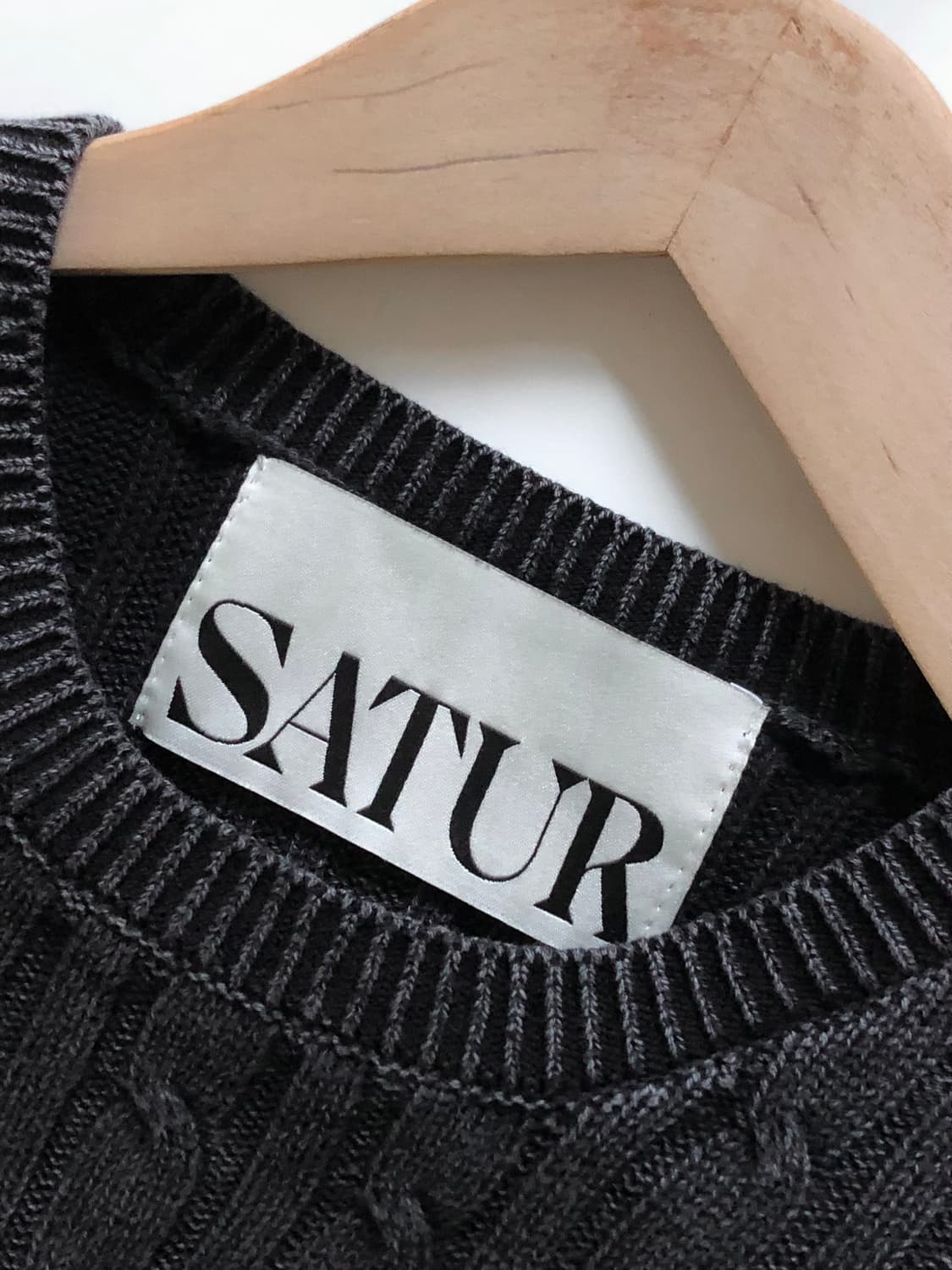 Satur 새터 자수 로고 워싱 차콜 코튼 케이블 니트 상품이미지6