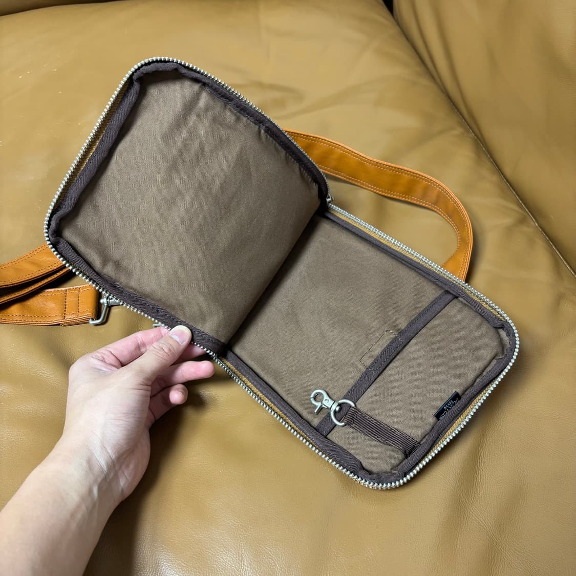 PORTER 포터 슬링백 가방 카멜 브라운 (Camel Brown) 상품이미지7