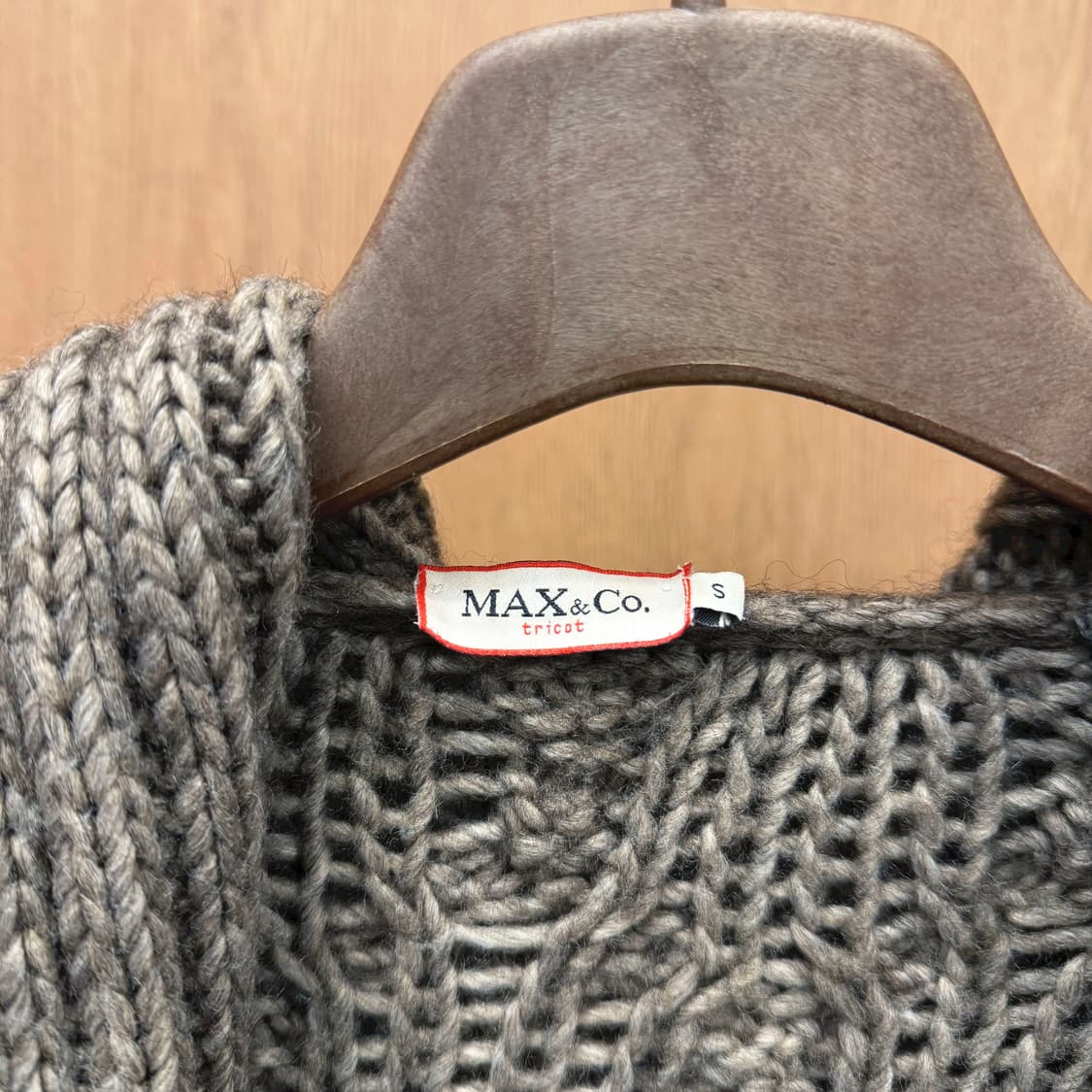 막스앤코 케이블 니트 오픈 롱 가디건 와이드 카울 후드 큐빅 장식 그레이 상품이미지9