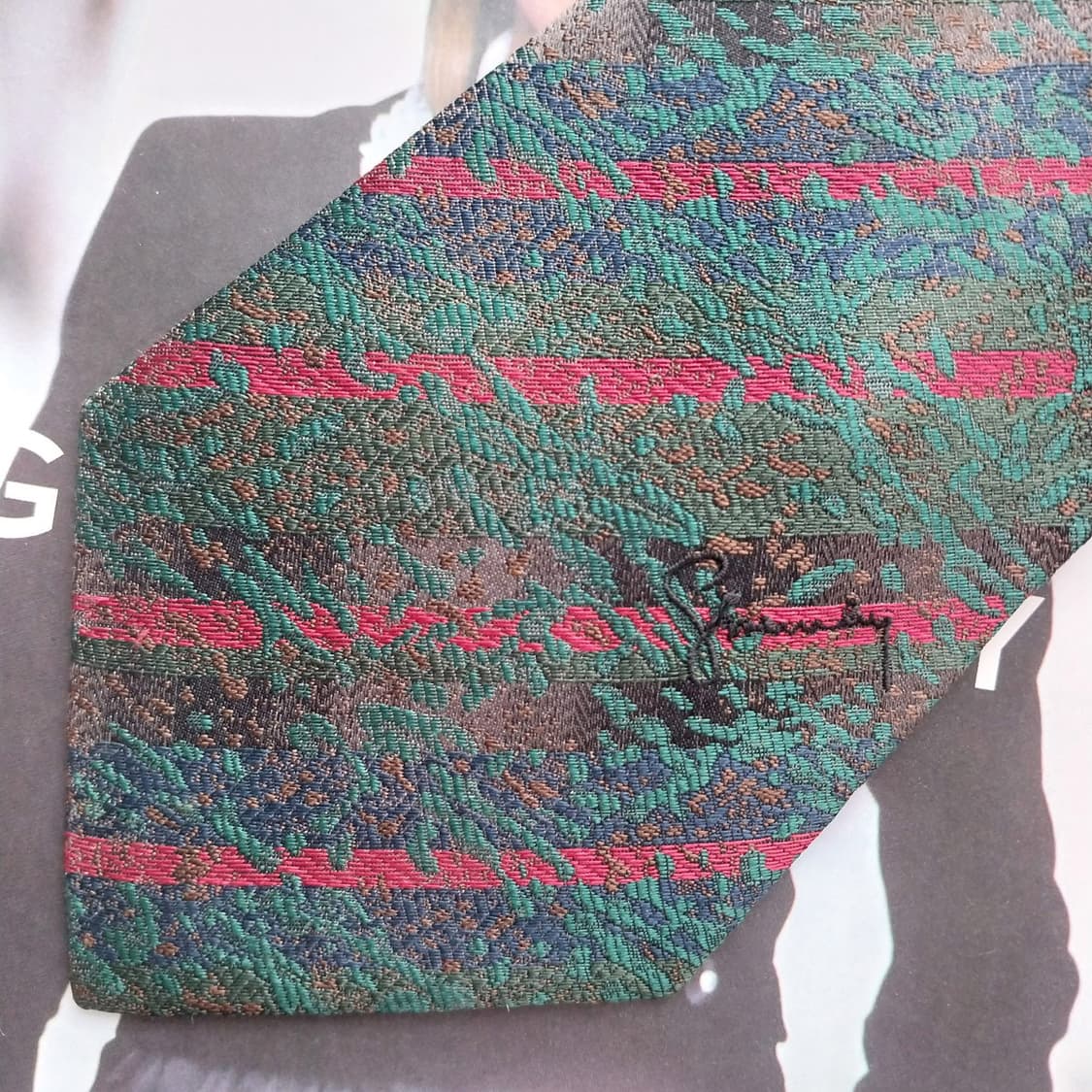 지방시 실크 다크그린 패턴 넥타이 9cm A등급 K2439
 상품이미지5