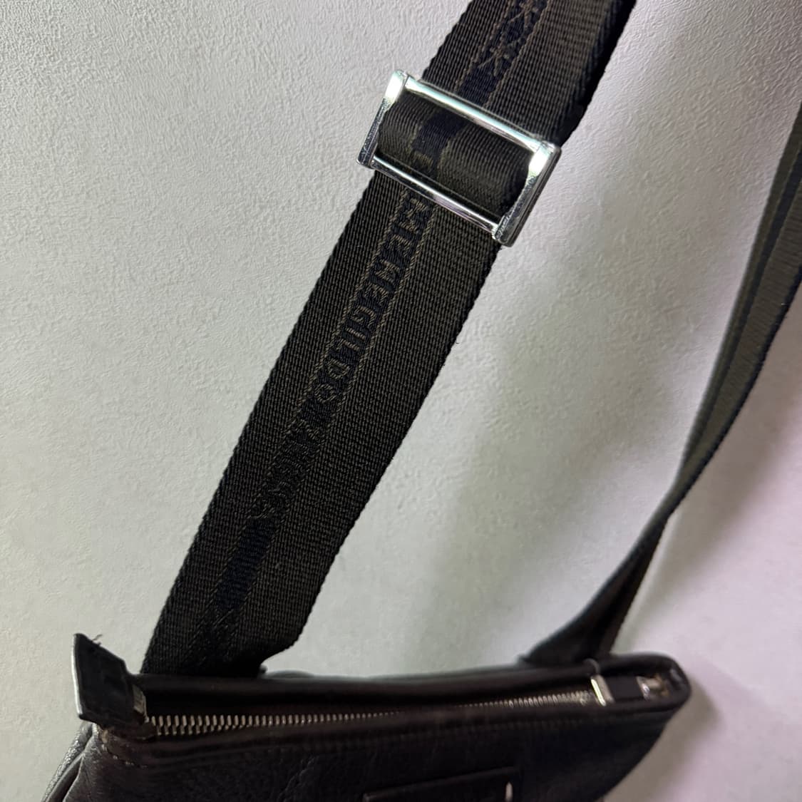 에메네질도 제냐 남성 크로스백 다크브라운 상품이미지3