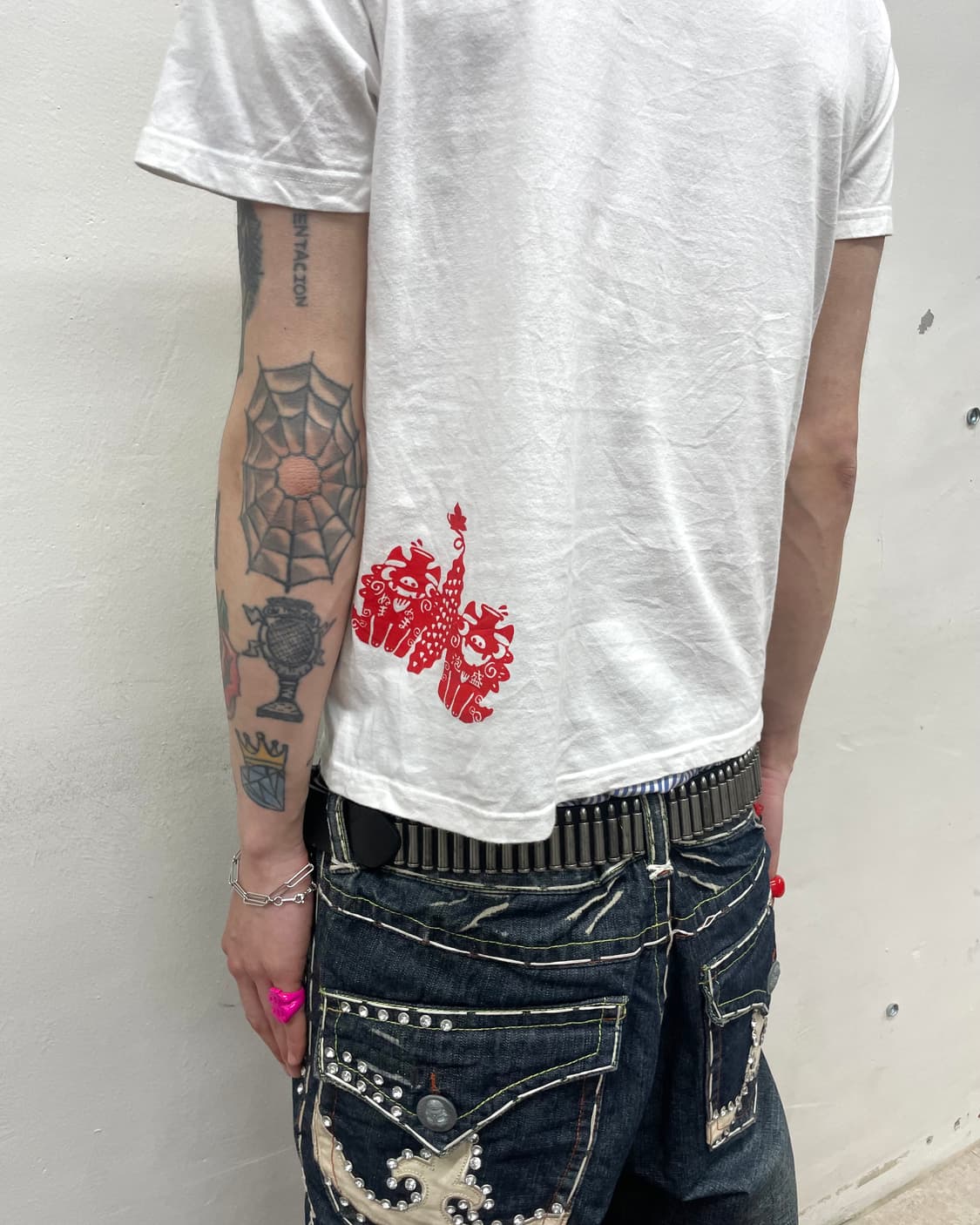 white T-shirt with lip leaves  상품이미지2