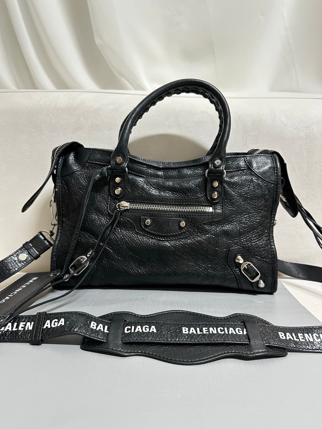 [A+ 정품] 발렌시아가 로고스트랩 시티 모터백 스몰 블랙 상품이미지2